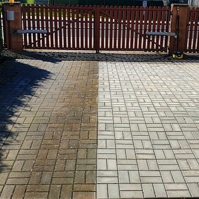 17 let bez údržby, šedá zámkovka. Průběh mytí, levá část před umytím, pravá po vyčištění.