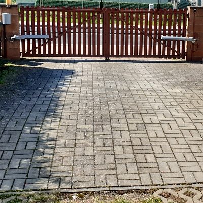 Šedá zámková dlažba, 17 let bez údržby. Stav před vyčištěním