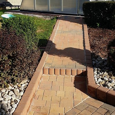 Chodník k bazénu vícebarevná přechodová dlažba vyčištěno a vysypáno křemičitým pískem