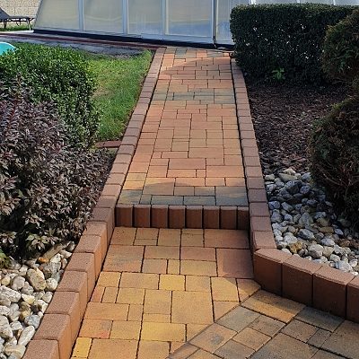 Chodník k bazénu vícebarevná přechodová dlažba vyčištěno