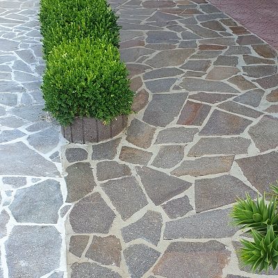 Vyčištěná a naimpregnovaná kamenná dlažba starší pokládka vs nová