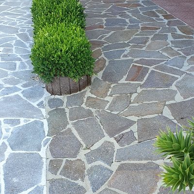 Vyčištěná kamenná dlažba starší pokládka vs nová